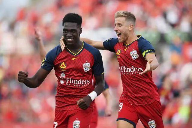 CBA官方：杨鸣进场质疑裁判被禁赛3场罚款3万